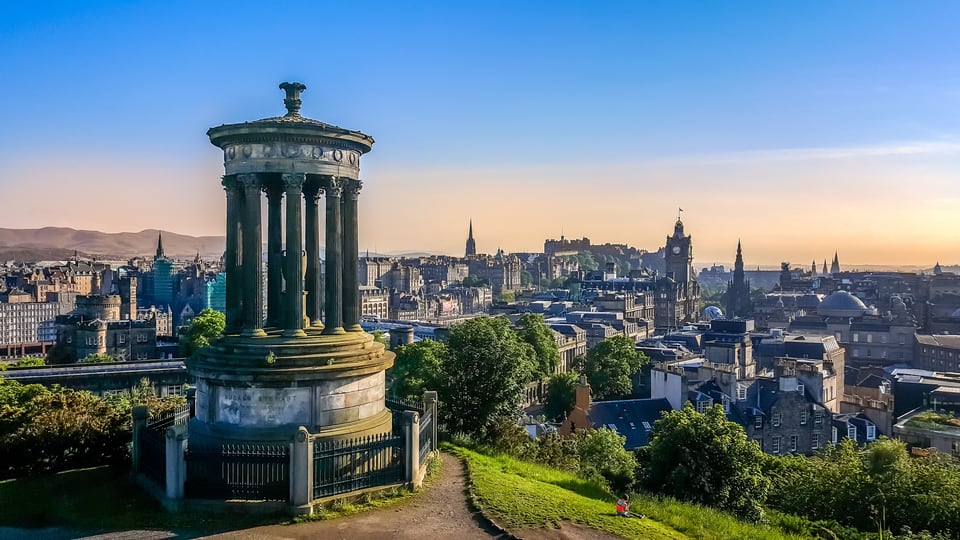 从 Calton Hill 越过 Dugald Stewart Monument 望向 Edinburgh Old Town 与城堡。