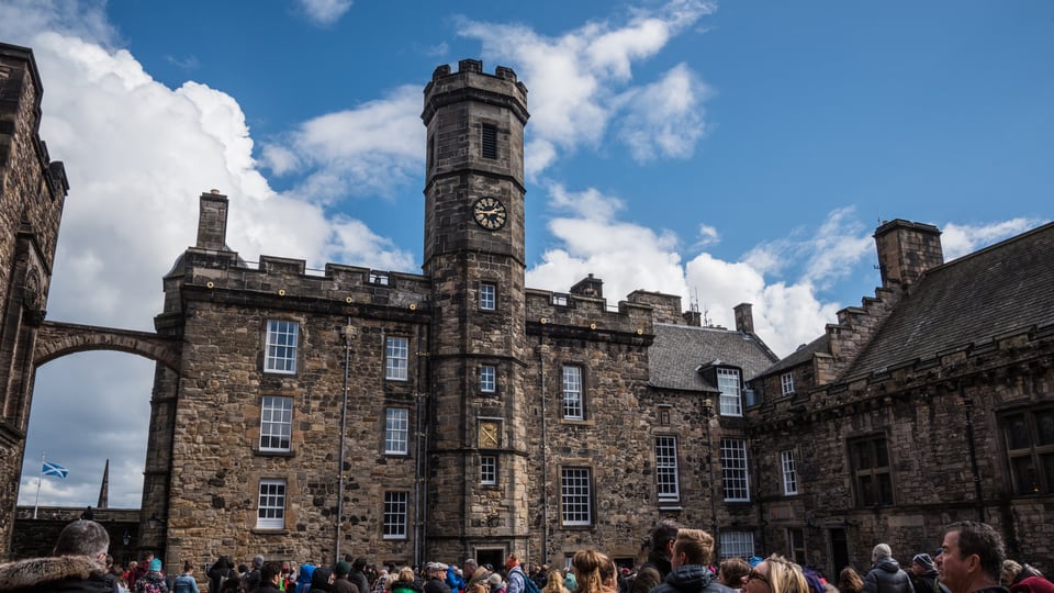 Edinburgh Castle 的 Crown Square 内，钟楼与石砌宫殿围住开阔庭院。