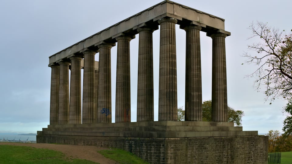 Calton Hill 上的 National Monument 以一排巨型多立克柱立在石台基上。