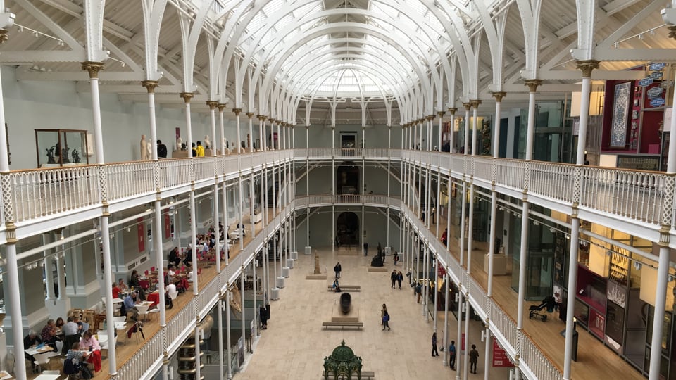 National Museum of Scotland 的 Grand Gallery 以白色铸铁拱架跨过多层展厅。