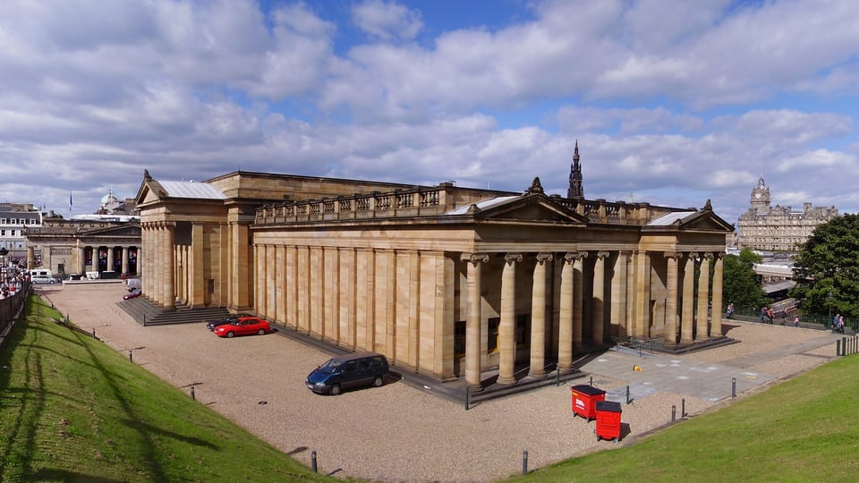 Scottish National Gallery 的新古典主义长立面与柱廊坐落在 The Mound 草坡旁。