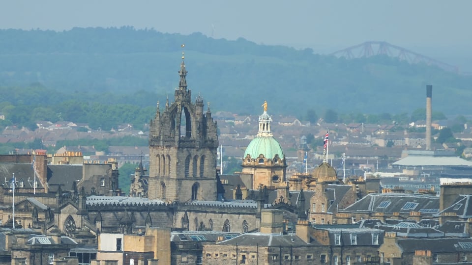 St Giles’ Cathedral 的 crown steeple 从 Edinburgh Old Town 屋顶间升起。