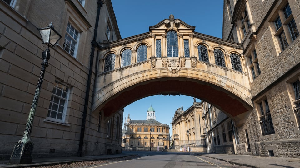 Hertford Bridge 横跨 New College Lane，石拱与连续窗格连接两侧学院建筑。