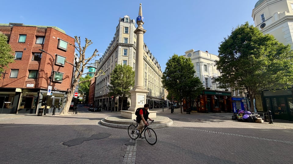Seven Dials 日晷柱立在七条街交会处，砖石街屋从路口向外展开。